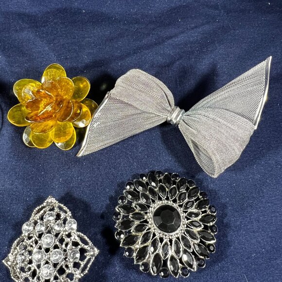 Vintage Costume Jewelry Brooch Lot Of 8 Assorted Designs & Colors Rhinestones Fl - Picture 3 of 5